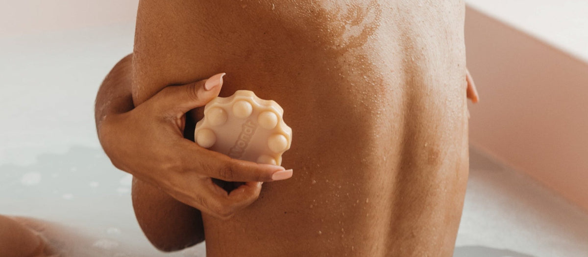 Rug scrubben met een WONDR scrub bar in bad