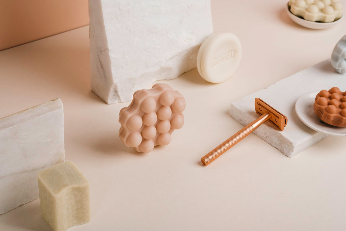 Safety razor en bars op een badkamerplank
