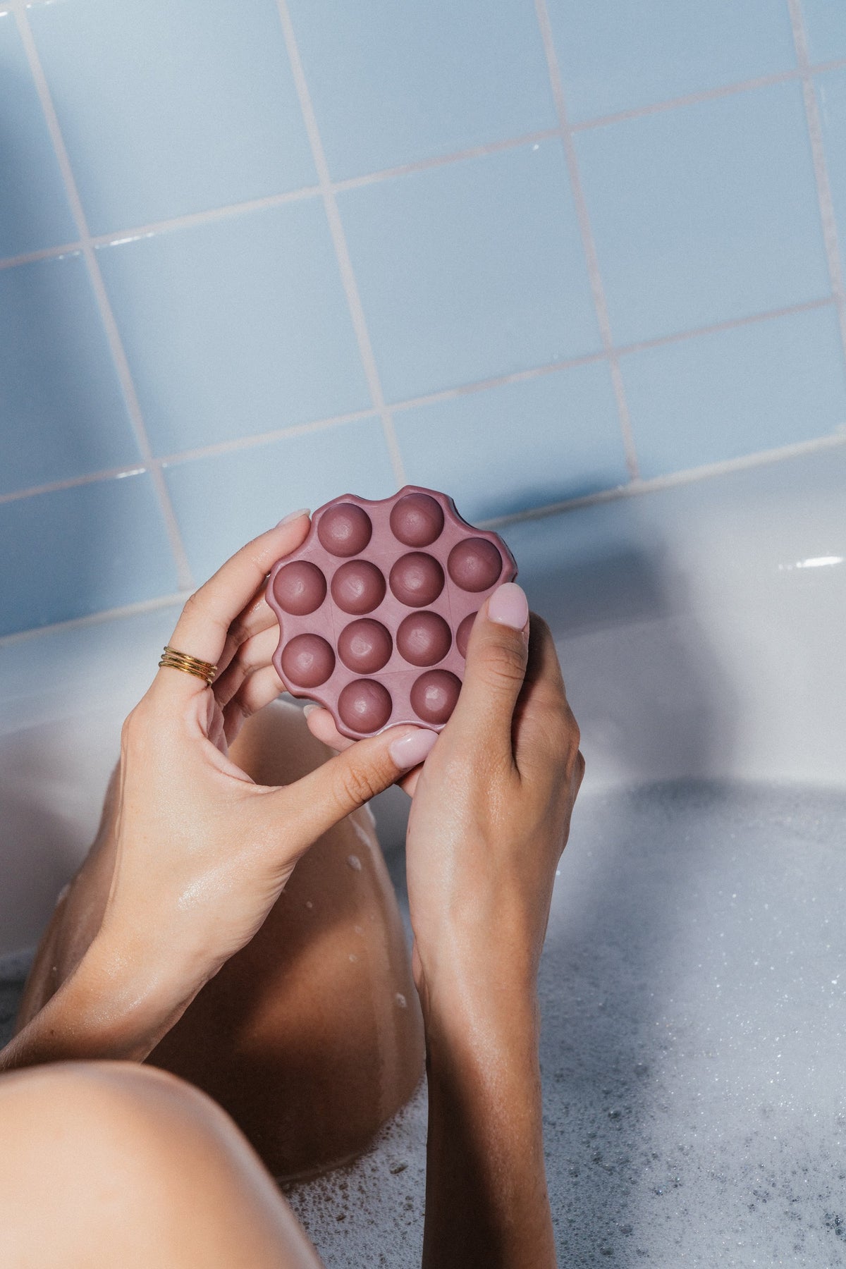 Siliconen scalp massager in de hand